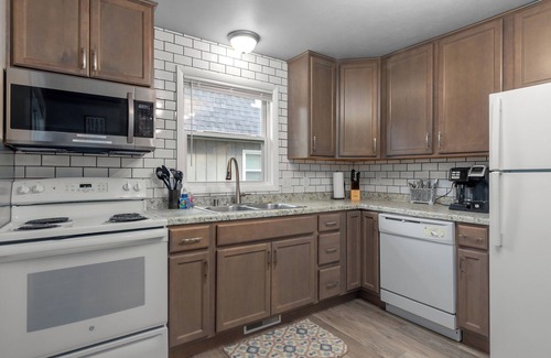 Appleton House | Cozy Townhome w/Garage in Appleton