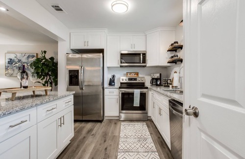 Roswell House | Cozy Townhome w/king mins to DT Roswell/Avalon