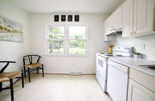 Rockville House | Cozy Townhome walking distance to Crown. Near metro, Rio, NIST, AstraZeneca