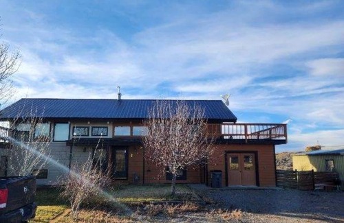 Walden House | Cozy townhome with WiFi in Walden. Dog friendly with fenced backyard.