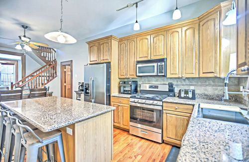 St. Louis House | Cozy Townhouse, 1-mi from the heart of Soulard!