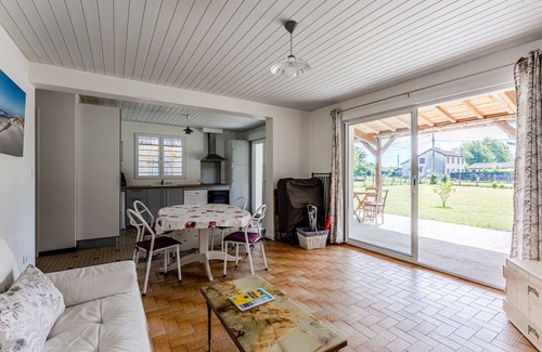 Sanguinet House | Cozy Townhouse with Garden & Terrace – Sleeps 4, Pet Friendly, at Sanguinet
