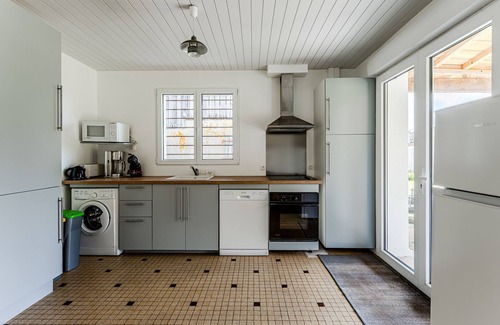 Sanguinet House | Cozy Townhouse with Garden & Terrace – Sleeps 4, Pet Friendly, at Sanguinet