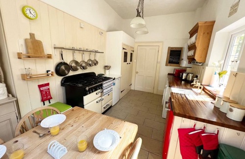 Ryde Cottage | Cozy traditional cottage with parking and garden