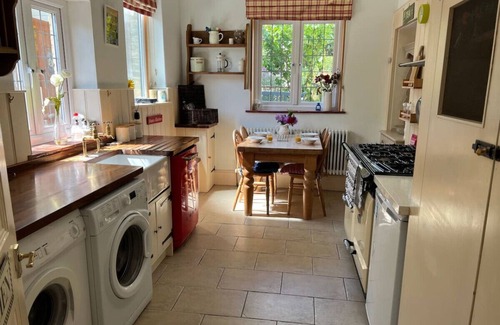 Ryde Cottage | Cozy traditional cottage with parking and garden