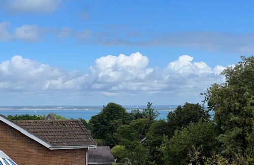 Ryde Cottage | Cozy traditional cottage with parking and garden
