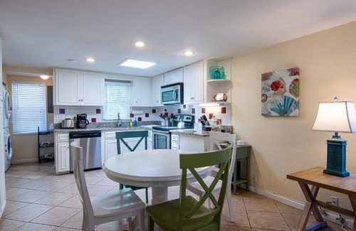 Siesta Key Apartment | Cozy Tropical Bungalow with Heated Pool
