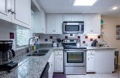 Siesta Key Apartment | Cozy Tropical Bungalow with Heated Pool