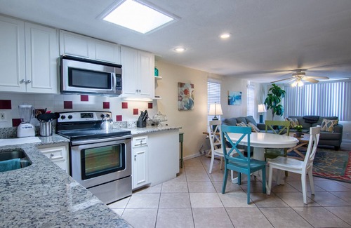 Siesta Key Apartment | Cozy Tropical Bungalow with Heated Pool
