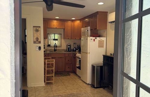 Poiciana Park II Cottage | Cozy Tropical Guest Cottage Near Everything!
