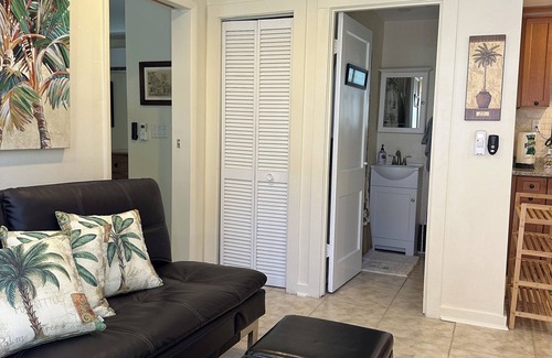 Poiciana Park II Cottage | Cozy Tropical Guest Cottage Near Everything!
