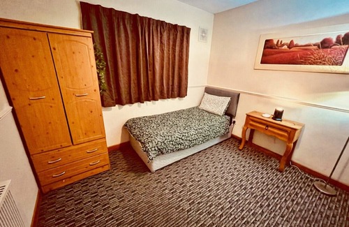 Drogheda Apartment | Cozy Twin Beds + Extra Mattress, Ideal Relaxing Stay. Close to City Center