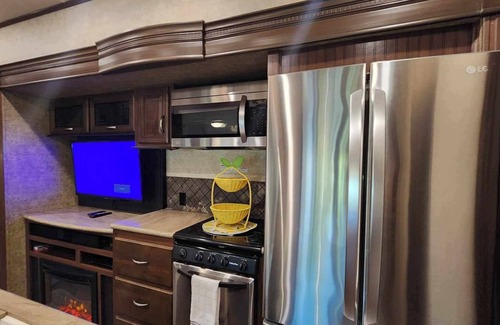 River Ranch RV Rental | Cozy two bedroom and two full bath w/golf cart