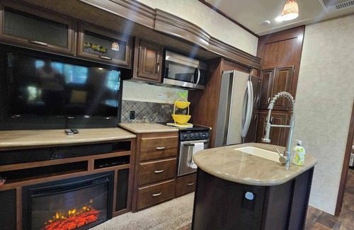 River Ranch RV Rental | Cozy two bedroom and two full bath w/golf cart