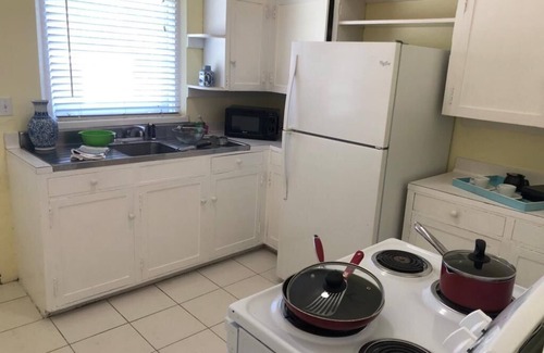 Paget Resort | Cozy Two Bedroom Bermuda Cottage with less than 5 minute walk to the beach!