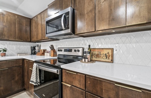 Broken Arrow House | Cozy two bedroom charmer close to Downtown BA
