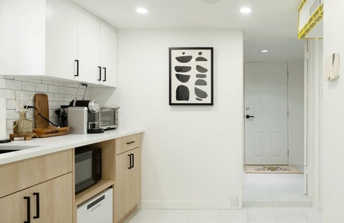 Mount Pleasant House | cozy two bedroom ground garden suite close to downtown