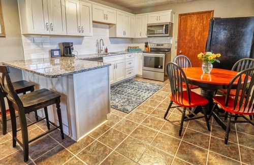 Eufaula Cabin | Cozy Two Bedroom Lakehouse and PRIVATE DOCK!