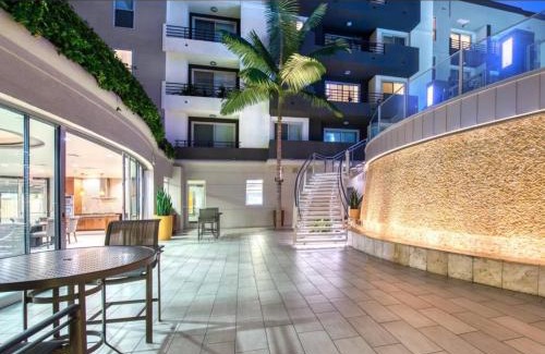 Del Rey Apartment | Cozy Unit Conveniently Located Pool View