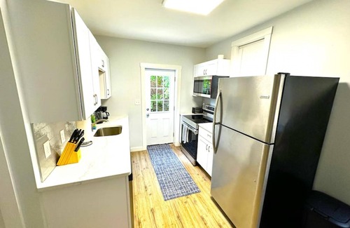 Wilmington Apartment | Cozy Unit King bed Laundry