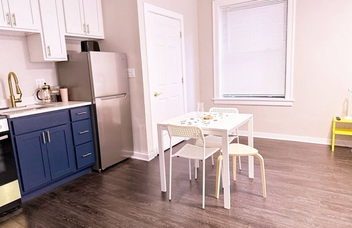 Rogers Park Apartment | Cozy unit steps from Loyola Uni with AC, WiFi, fitness room and big TV