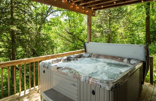 The Galena Territory House | Cozy up in the BIRDS NEST ~ Outdoor Hot Tub, Fire Pit, Screen Porch, Grill!