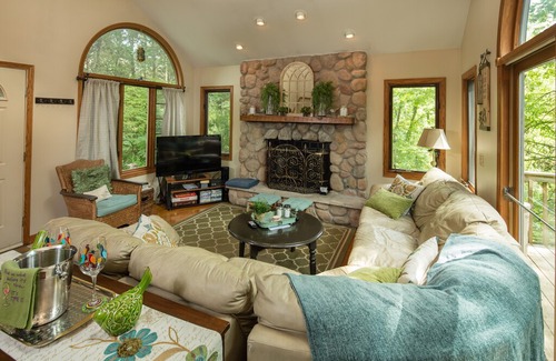 The Galena Territory House | Cozy up in the BIRDS NEST ~ Outdoor Hot Tub, Fire Pit, Screen Porch, Grill!