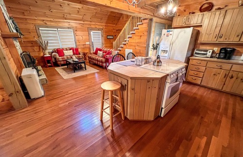 Grassy Creek Cabin | Cozy Up in the Carolina Mtns- Your Perfect Winter Escape Awaits!