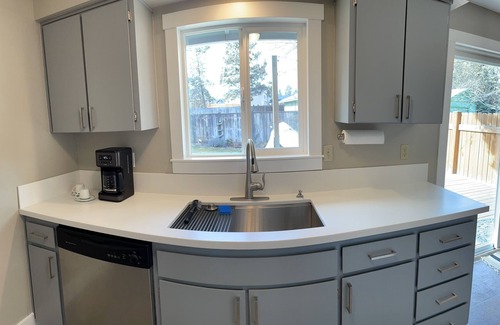 Old Farm District House | Cozy Updated 3B Home - 5 minutes to the Old Mill!