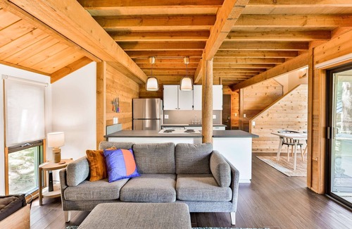Sunriver Cabin | Cozy Updated Sunriver Cabin, 6 SHARC Passes, Floor to Ceiling Windows, Golf, Swim, Ski, and Explore