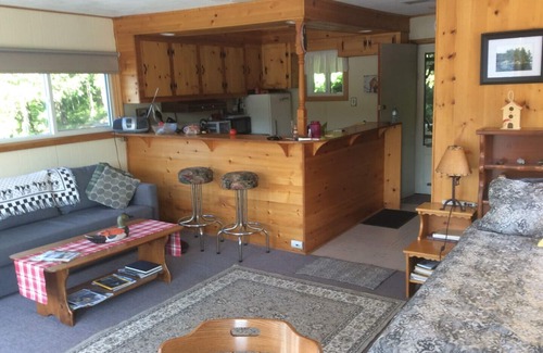 Seguin Cottage | Cozy Upper Boathouse For Rent