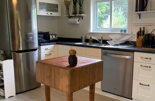 Prince Edward House | Cozy urban cottage in the heart of Picton