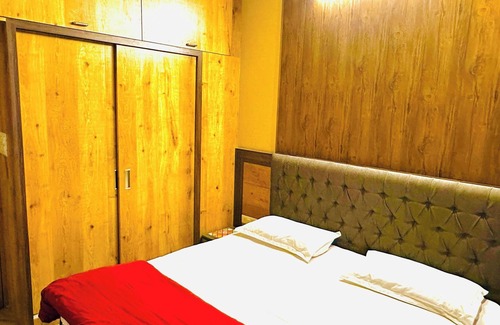 Jaipur District Hotel | Cozy Urban Haven - 42" Smart TV, Wi-Fi, Balcony-104