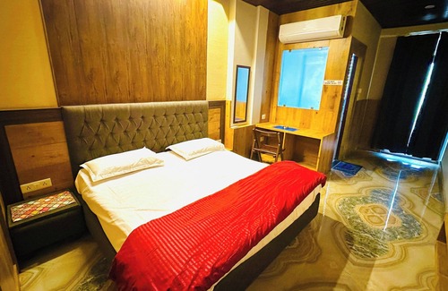 Jaipur District Hotel | Cozy Urban Haven - 42" Smart TV, Wi-Fi, Balcony-104