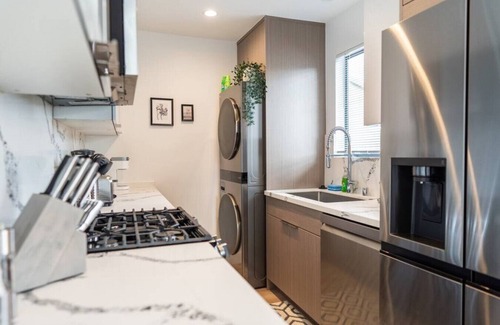 NoHo Arts District Apartment | COZY URBAN RETREAT: NEWLY REMODELED 1BR NOHO APARTMENT w/FENCED PATIO (p60)