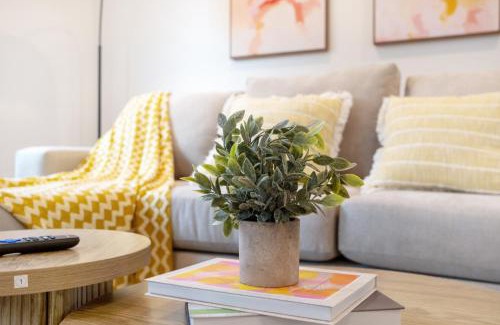 Downtown Los Angeles House | Cozy Urban Retreat near Downtown LA & USC - Private room with shared Living room and kitchen