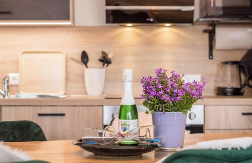Schoenwald Apartment | Cozy Vacation Apartment 117 with Garden View, Wi-Fi and Balcony