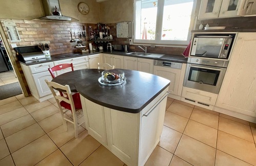Le Porge House | Cozy vacation home with beautiful pool, terrace and garden