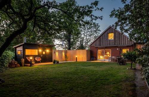 Uelsen House | Cozy vacation home with wood-burning stove + sauna house in the garden/dogs welcome