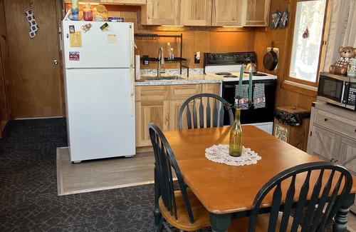 Wilmington Ski Chalet | Cozy Vermont Chalet- Nature, Comfort & Adventure.Snuggled on top of Chimney Hill