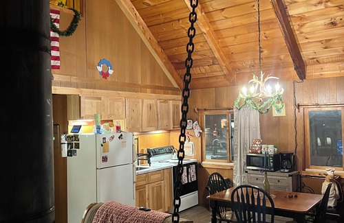 Wilmington Ski Chalet | Cozy Vermont Chalet- Nature, Comfort & Adventure.Snuggled on top of Chimney Hill