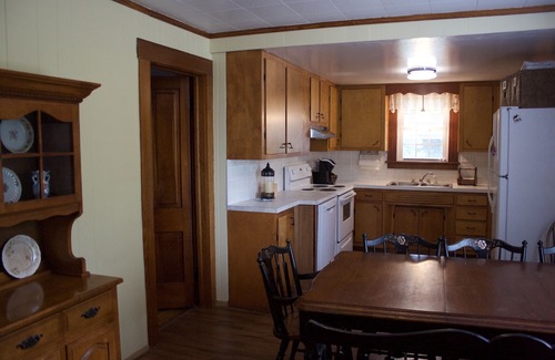 Sugarcreek House | Cozy, Victorian, antique, relaxing get-away with park like back yard.