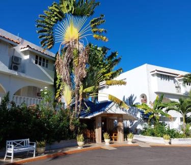 Runaway Bay Apartment | Cozy Villa Escape