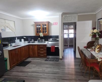 Runaway Bay Apartment | Cozy Villa Escape