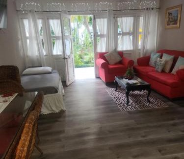 Runaway Bay Apartment | Cozy Villa Escape