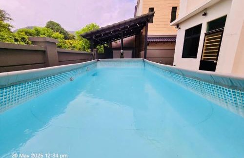 Batu Ferringhi House | Cozy Villa - Private Pool, 5BR, KTV, BBQ, PS5 just 3 Mins to Batu Ferringhi Beach!