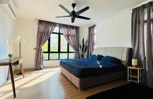 Batu Ferringhi House | Cozy Villa - Private Pool, 5BR, KTV, BBQ, PS5 just 3 Mins to Batu Ferringhi Beach!