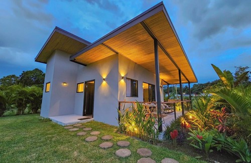 La Fortuna Villa | Cozy villa with Jacuzzi, AC, 5 min from La Fortuna's main park. Villa Bogota