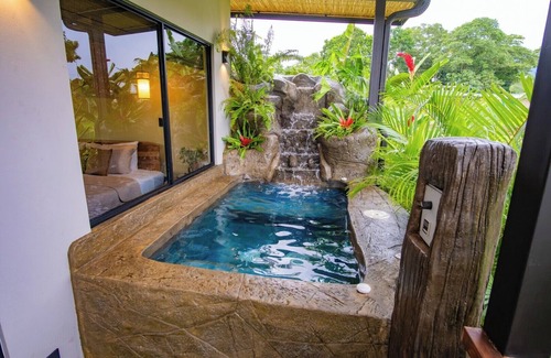 La Fortuna Villa | Cozy villa with Jacuzzi, AC, 5 min from La Fortuna's main park. Villa Bogota
