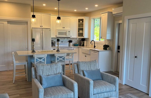 Regional District of Nanaimo Apartment | Cozy Village Nest - Walk to Beach, Pub and Restaurants - King Bed + Fireplace